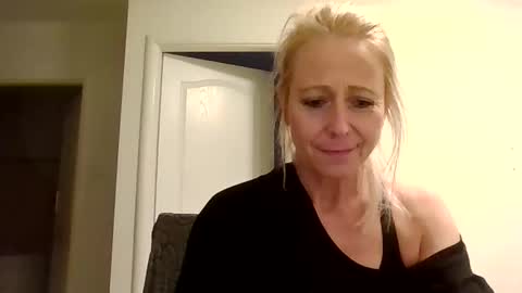 Snapshot of marrygorund chatting on November 1, 2025, 3:14 pm MaryGoRound online show from November 1, 2025, 3:14 pm