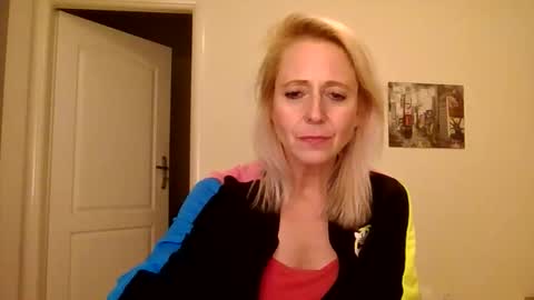 Snapshot of marrygorund chatting on November 12, 2025, 11:25 pm MaryGoRound online show from November 12, 2025, 11:25 pm