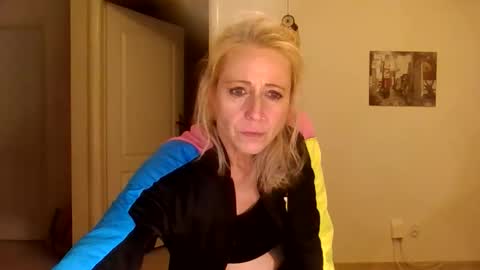 Snapshot of marrygorund chatting on November 17, 2025, 1:55 am MaryGoRound online show from November 17, 2025, 1:55 am