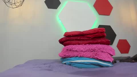Snapshot of martinaclark chatting on January 1, 2025, 1:05 pm Martina online show from January 1, 2025, 1:05 pm