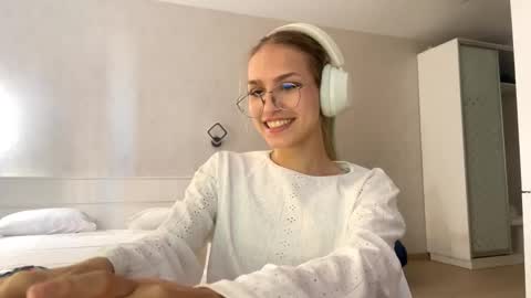 Kira online show from September 10, 2025, 12:49 pm