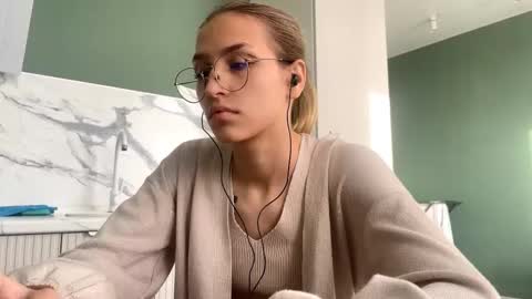 Kira online show from September 14, 2025, 2:05 pm