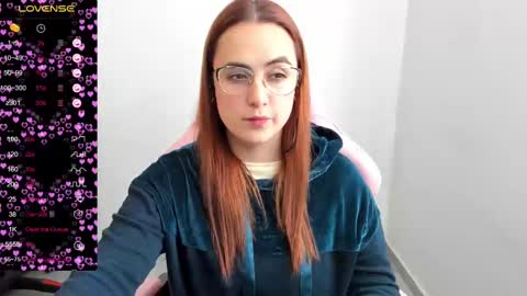 Snapshot of maryluna95 chatting on February 25, 2025, 7:03 pm Dulce Maria online show from February 25, 2025, 7:03 pm
