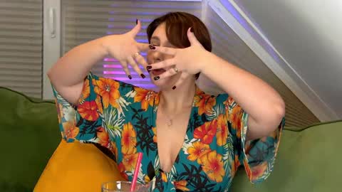 MaryMurrays online show from December 5, 2024, 7:06 pm