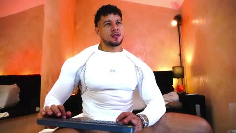 massimowalton2 online show from May 18, 2026, 2:18 am