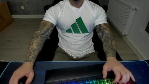 Snapshot of masterkingmuscle chatting on December 17, 2024, 8:10 pm masterkingmuscle online show from December 17, 2024, 8:10 pm