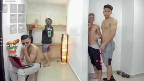 Snapshot of masters_sexx chatting on February 15, 2025, 2:33 pm Team Cris Darwin- Fernando- Stiven- David online show from February 15, 2025, 2:33 pm