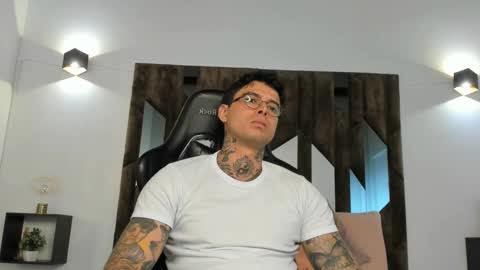 mateo_dilucajs1 online show from October 4, 2025, 10:52 pm