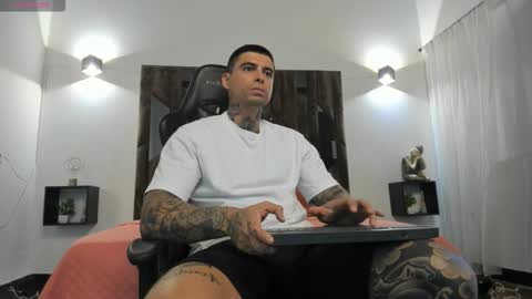 mateo_dilucajs1 online show from November 9, 2025, 2:37 pm