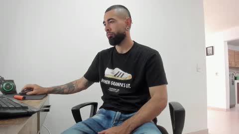 Matheus     online show from November 25, 2025, 8:20 pm