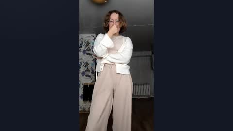 Mia online show from September 25, 2025, 7:34 am