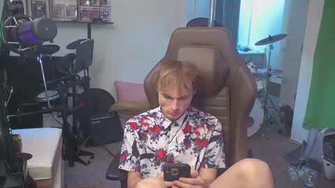 Snapshot of mattcashxxx chatting on September 15, 2025, 1:05 am Matt Cash online show from September 15, 2025, 1:05 am