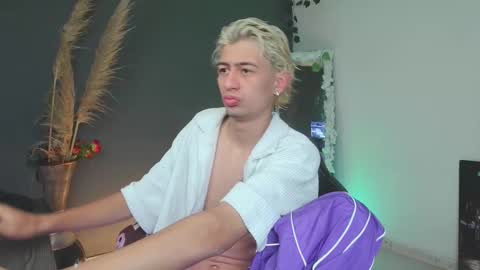 mattias     online show from October 13, 2025, 5:07 am