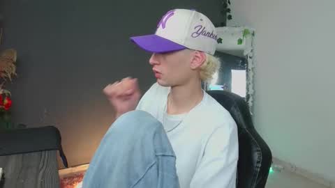 mattias     online show from October 22, 2025, 11:37 pm