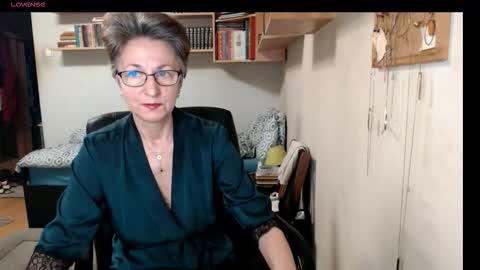 maturekate online show from September 18, 2025, 6:15 am