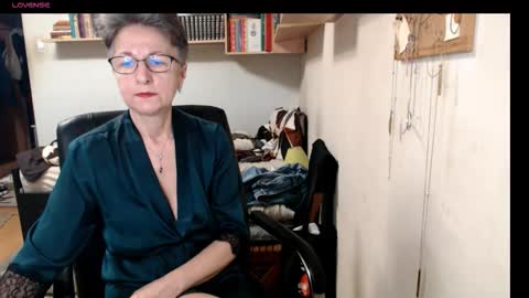 maturekate online show from October 15, 2025, 6:35 am