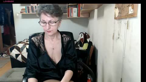 maturekate online show from October 26, 2025, 6:52 am