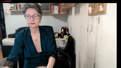 maturekate online show from October 31, 2025, 7:42 am