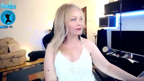 Whitney Lynn online show from November 10, 2025, 1:37 am