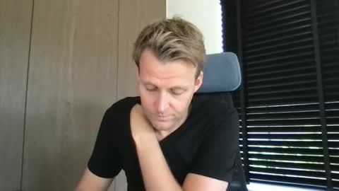 Max take off clothes online show from September 11, 2025, 7:41 am