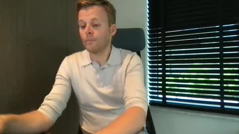 Max take off clothes online show from September 18, 2025, 7:10 am