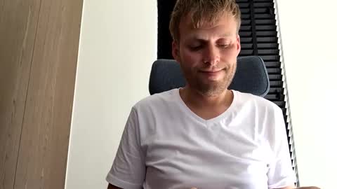 Max take off clothes online show from October 9, 2025, 10:57 am