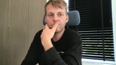 Max take off clothes online show from October 13, 2025, 8:47 am