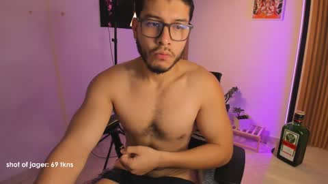 Snapshot of maxifit_ chatting on October 19, 2025, 10:05 am Mikael online show from October 19, 2025, 10:05 am