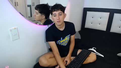 -- maximo and isa -- online show from November 4, 2025, 8:19 pm