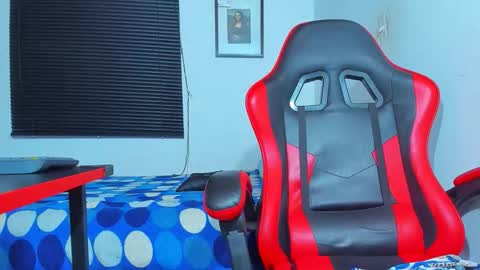 Snapshot of maxowens_oficial chatting on October 11, 2025, 8:51 pm MAX online show from October 11, 2025, 8:51 pm