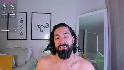 Snapshot of maxstrong01 chatting on December 3, 2025, 10:08 pm Max online show from December 3, 2025, 10:08 pm