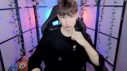 Max online show from November 30, 2025, 8:35 pm