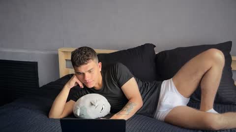 Snapshot of maxwoolf chatting on July 4, 2026, 7:36 am Max online show from July 4, 2026, 7:36 am