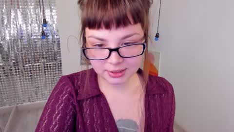 Woman online show from December 15, 2025, 1:37 pm