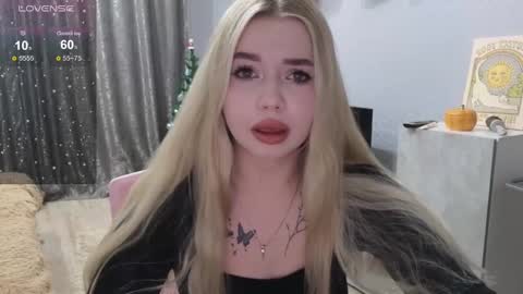 Snapshot of maymallorie chatting on December 6, 2024, 4:17 pm may online show from December 6, 2024, 4:17 pm