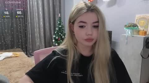 Snapshot of maymallorie chatting on December 17, 2024, 8:43 pm may online show from December 17, 2024, 8:43 pm