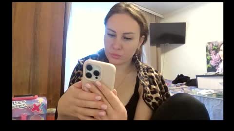 meadoweyes_ online show from October 13, 2025, 2:06 pm