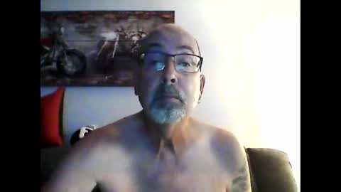 Snapshot of meathome3 chatting on October 4, 2025, 11:30 am me at home online show from October 4, 2025, 11:30 am