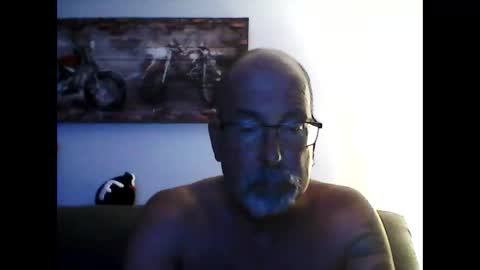 Snapshot of meathome3 chatting on November 7, 2025, 5:18 am me at home online show from November 7, 2025, 5:18 am