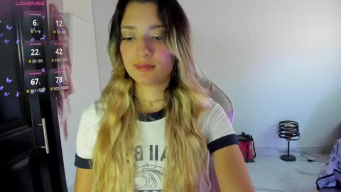 Snapshot of meduza_sexy_caramel chatting on January 22, 2025, 4:02 pm Baio online show from January 22, 2025, 4:02 pm