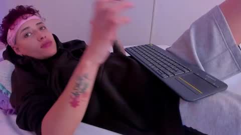 Snapshot of megan_and_clohe chatting on December 21, 2024, 10:40 pm M E G A N online show from December 21, 2024, 10:40 pm