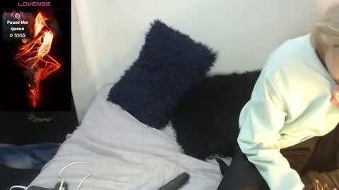 Megan and sophi online show from November 16, 2025, 1:33 am