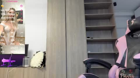 Snapshot of megan_ros_ chatting on October 5, 2025, 5:06 am Megan online show from October 5, 2025, 5:06 am