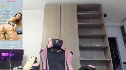 Snapshot of megan_ros_ chatting on October 27, 2025, 5:11 am Megan online show from October 27, 2025, 5:11 am