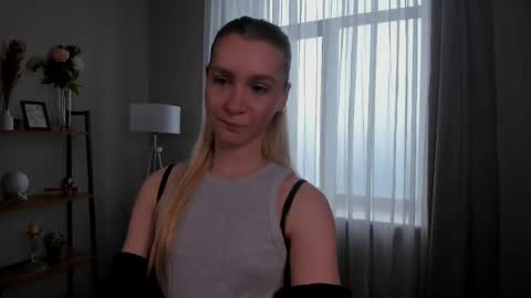 Snapshot of meganhenns chatting on April 19, 2026, 12:04 pm Elly online show from April 19, 2026, 12:04 pm