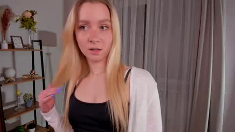 Snapshot of meganhenns chatting on April 20, 2026, 7:37 pm Elly online show from April 20, 2026, 7:37 pm