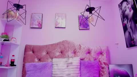 Megann Noa  online show from November 5, 2025, 8:09 pm