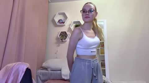 Mia online show from March 14, 2026, 2:44 pm