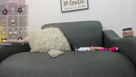 melan_owen online show from December 10, 2024, 1:55 pm