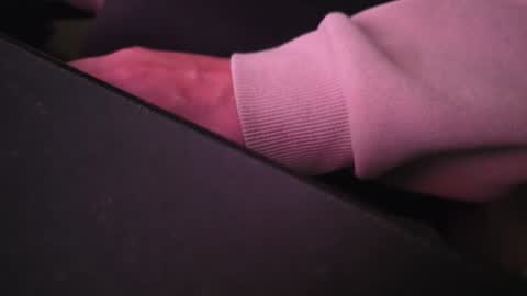 Snapshot of melandubai chatting on June 21, 2026, 2:52 pm MelanDubai online show from June 21, 2026, 2:52 pm